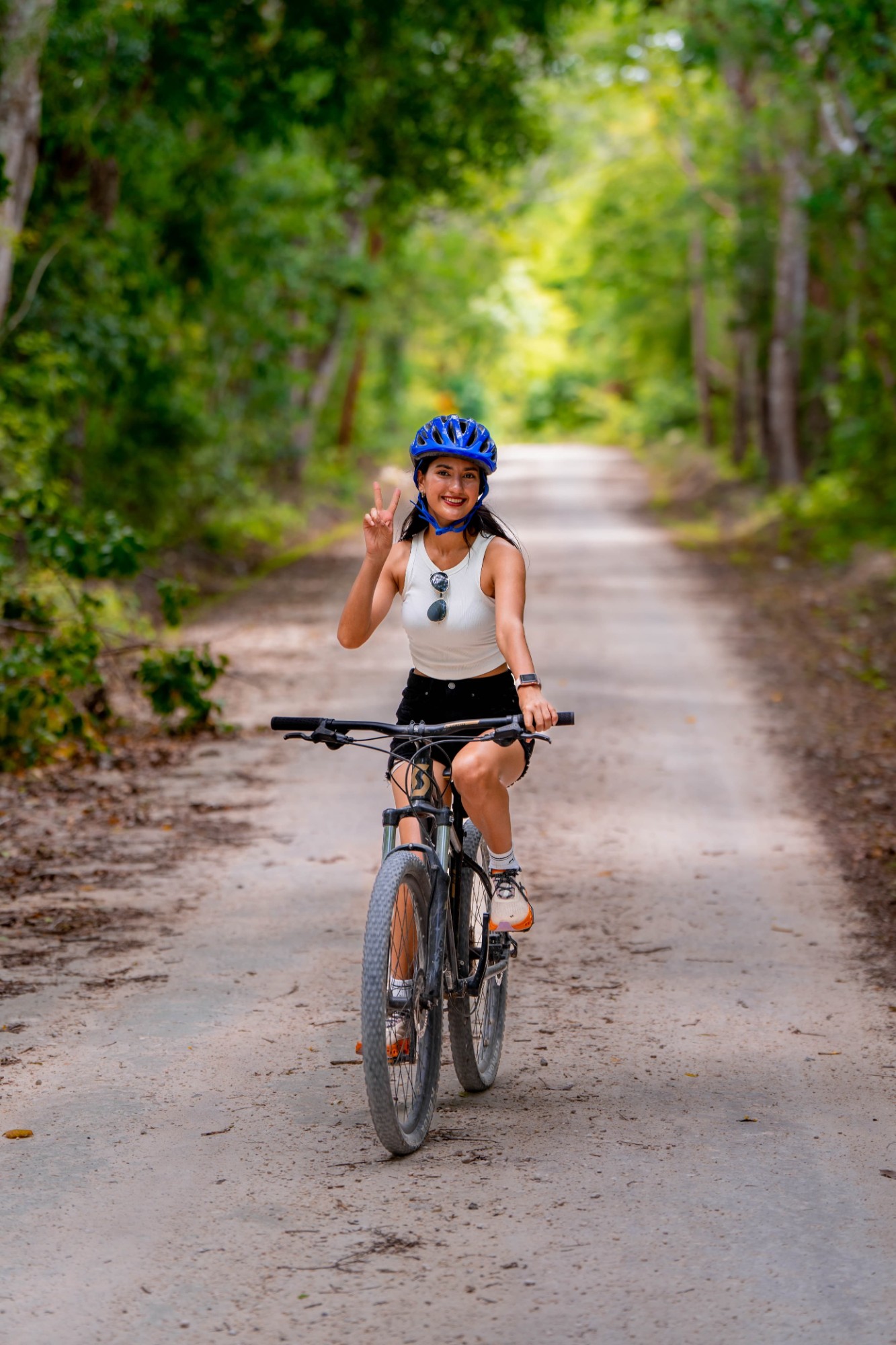 Ciclista saluda en el camino de la selva