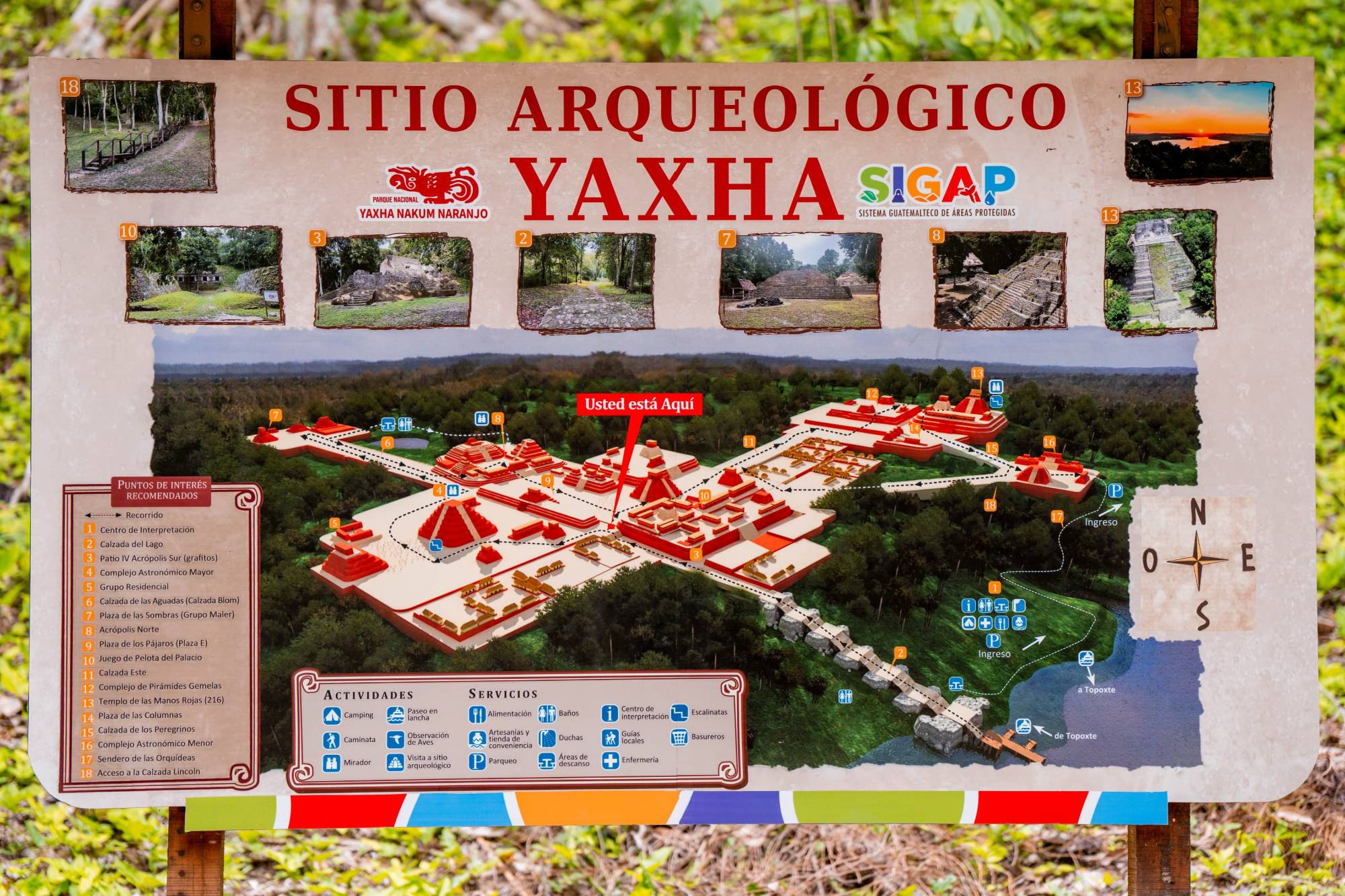 Rótulo oficial del Sitio Arqueológico Yaxha con el mapa de los 18 puntos de interés recomendados